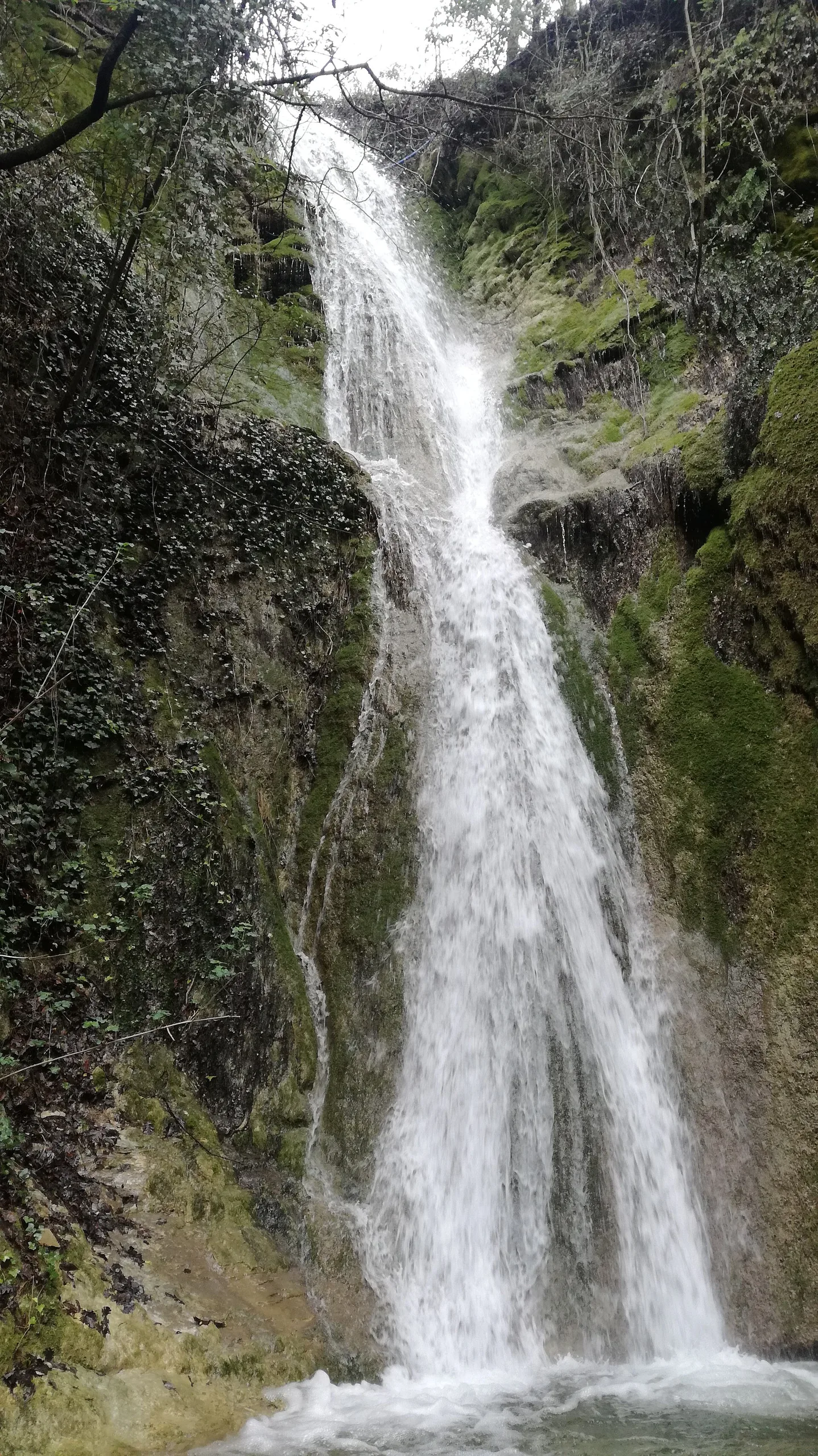 Cascata tra le rocce nel bosco di Monte Morello vicino a Sesto Fiorentino