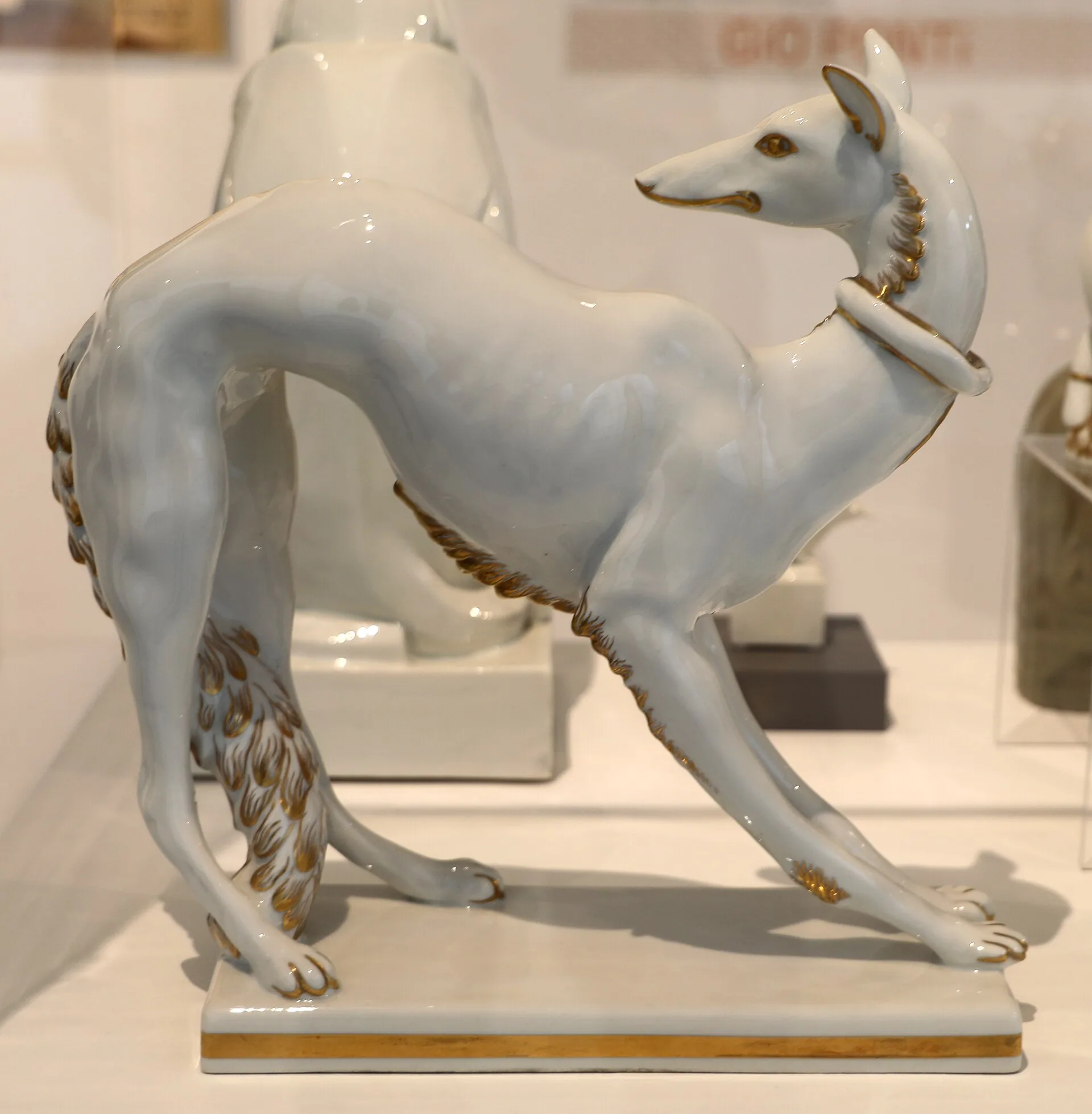 Manufatto in porcellana policroma prodotto dalla Manifattura Richard Ginori di Doccia, conservato al Museo Ginori di Sesto Fiorentino
