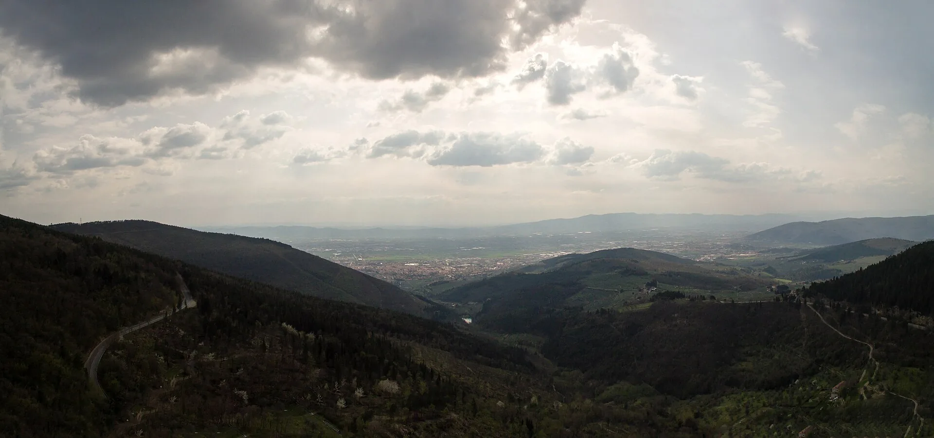 Panorama dalla cima del Monte Morello con vista sulla campagna e le colline toscane circostanti